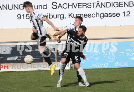 Fussball. Kaerntner Liga.  Bleiburg gegen ASK.   Marcel Moertl, Marcel Florian Primozic (Bleiburg),  Mario Antunovic  (ASK).  Bleiburg,  am 2.10.2022. 
Foto: Kuess
---
pressefotos, pressefotografie, kuess, qs, qspictures, sport, bild, bilder, bilddatenbank