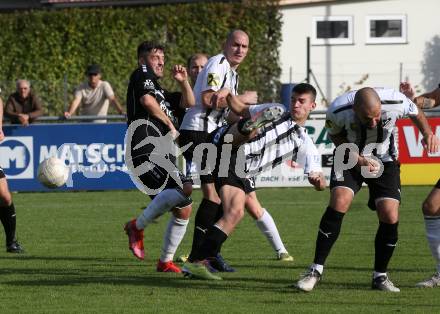 Fussball. Kaerntner Liga.  Bleiburg gegen ASK.  Nikola Tolimir, Teo Mrkonjic  (Bleiburg),   Lukas Schmied (ASK).  Bleiburg,  am 2.10.2022. 
Foto: Kuess
---
pressefotos, pressefotografie, kuess, qs, qspictures, sport, bild, bilder, bilddatenbank