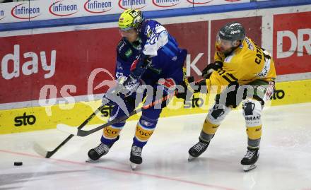 EBEL. Eishockey Bundesliga. VSV gegen HC Pustertal Woelfe.  Nicolas Rivett-Mattinen, (VSV),   Daniel Catenacci  (Pustertal). Villach, am 14.10.2022.
Foto: Kuess
www.qspictures.net
---
pressefotos, pressefotografie, kuess, qs, qspictures, sport, bild, bilder, bilddatenbank