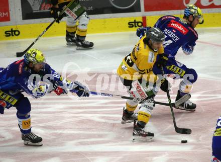 EBEL. Eishockey Bundesliga. VSV gegen HC Pustertal Woelfe.  Andrew Desjardins, Kevin Moderer, (VSV),  Dante Hannoun  (Pustertal). Villach, am 14.10.2022.
Foto: Kuess
www.qspictures.net
---
pressefotos, pressefotografie, kuess, qs, qspictures, sport, bild, bilder, bilddatenbank