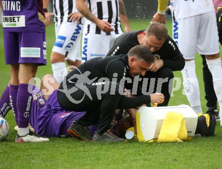 Fussball Bundesliga. SK Austria Klagenfurt gegen LASK   Markus Pink verletzt (Klagenfurt), Harald Wagner, Matej Vidovic. Klagenfurt, am 15.10.2022.
Foto: Kuess
---
pressefotos, pressefotografie, kuess, qs, qspictures, sport, bild, bilder, bilddatenbank