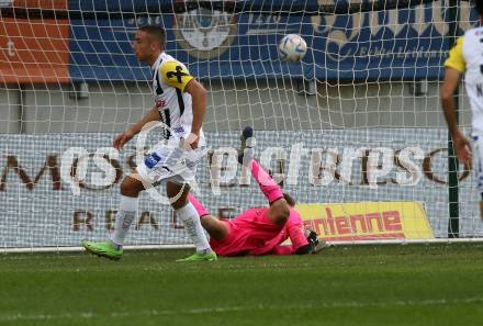 Fussball Bundesliga. SK Austria Klagenfurt gegen LASK   Phillip Menzel (Klagenfurt),  Marin Ljubicic (LASK). Klagenfurt, am 15.10.2022.
Foto: Kuess
---
pressefotos, pressefotografie, kuess, qs, qspictures, sport, bild, bilder, bilddatenbank