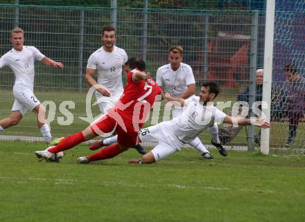 Fussball. Kaerntner Liga.  KAC gegen Atus Ferlach.  David Graefischer  (KAC), Martin Sustersic   (Ferlach).  Klagenfurt,  am 15.10.2022. 
Foto: Kuess
---
pressefotos, pressefotografie, kuess, qs, qspictures, sport, bild, bilder, bilddatenbank