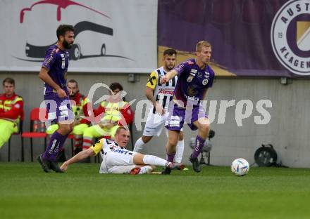 Fussball Bundesliga. SK Austria Klagenfurt gegen LASK   Kosmas Gkezos, Christopher Brian Cvetko (Klagenfurt),  Thomas Goiginger (LASK). Klagenfurt, am 15.10.2022.
Foto: Kuess
---
pressefotos, pressefotografie, kuess, qs, qspictures, sport, bild, bilder, bilddatenbank