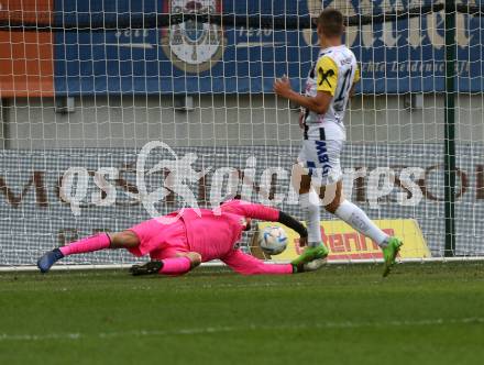 Fussball Bundesliga. SK Austria Klagenfurt gegen LASK   Phillip Menzel (Klagenfurt),  Marin Ljubicic (LASK). Klagenfurt, am 15.10.2022.
Foto: Kuess
---
pressefotos, pressefotografie, kuess, qs, qspictures, sport, bild, bilder, bilddatenbank