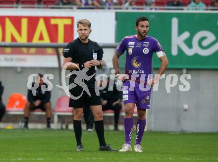 Fussball Bundesliga. SK Austria Klagenfurt gegen LASK   Markus Pink (Klagenfurt),  Schiedsrichter Julian Weinberger. Klagenfurt, am 15.10.2022.
Foto: Kuess
---
pressefotos, pressefotografie, kuess, qs, qspictures, sport, bild, bilder, bilddatenbank