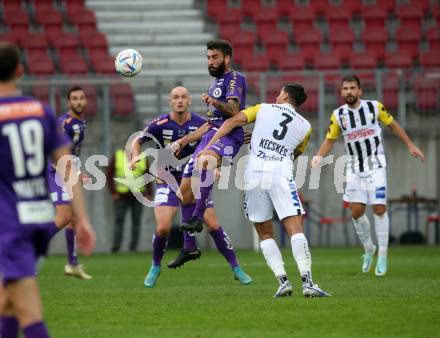 Fussball Bundesliga. SK Austria Klagenfurt gegen LASK.  Kosmas Gkezos (Klagenfurt),  Akos Kecskes (LASK). Klagenfurt, am 15.10.2022.
Foto: Kuess
---
pressefotos, pressefotografie, kuess, qs, qspictures, sport, bild, bilder, bilddatenbank