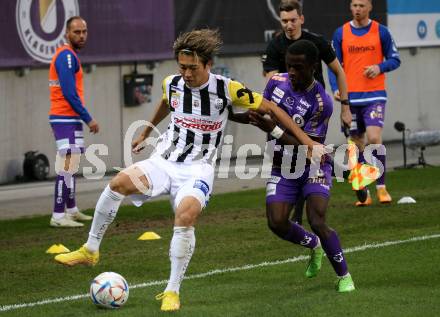 Fussball Bundesliga. SK Austria Klagenfurt gegen LASK   Solomon Owusu Bonnah (Klagenfurt),  Keito Nakamura (LASK). Klagenfurt, am 15.10.2022.
Foto: Kuess
---
pressefotos, pressefotografie, kuess, qs, qspictures, sport, bild, bilder, bilddatenbank