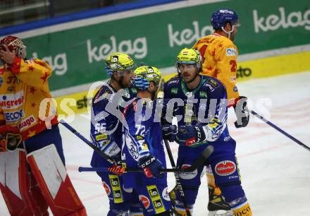 EBEL. Eishockey Bundesliga. EC VSV gegen Migross Supermercati Asiago Hockey.  Torjubel Robert Sabolic, John Hughes, Chris Collins (VSV). Villach, am 18.10.2022.
Foto: Kuess
www.qspictures.net
---
pressefotos, pressefotografie, kuess, qs, qspictures, sport, bild, bilder, bilddatenbank