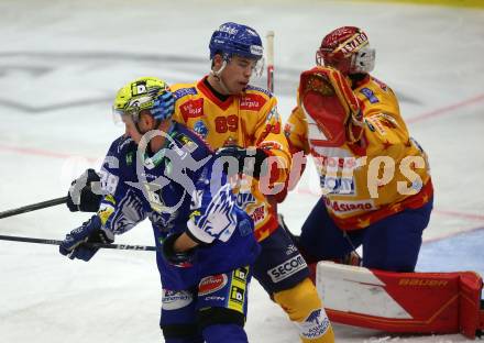 EBEL. Eishockey Bundesliga. EC VSV gegen Migross Supermercati Asiago Hockey. Blaz Tomazevic,  (VSV),  Filippo Rigoni   (Asiago). Villach, am 18.10.2022.
Foto: Kuess
www.qspictures.net
---
pressefotos, pressefotografie, kuess, qs, qspictures, sport, bild, bilder, bilddatenbank