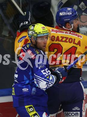 EBEL. Eishockey Bundesliga. EC VSV gegen Migross Supermercati Asiago Hockey.  Robert Sabolic,  (VSV),   Randal John Gazzola (Asiago). Villach, am 18.10.2022.
Foto: Kuess
www.qspictures.net
---
pressefotos, pressefotografie, kuess, qs, qspictures, sport, bild, bilder, bilddatenbank