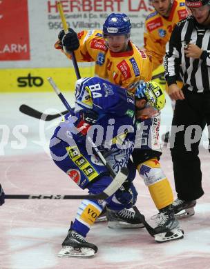 EBEL. Eishockey Bundesliga. EC VSV gegen Migross Supermercati Asiago Hockey.  Andrew Desjardins,  (VSV),  Allan Joseph McShane  (Asiago). Villach, am 18.10.2022.
Foto: Kuess
www.qspictures.net
---
pressefotos, pressefotografie, kuess, qs, qspictures, sport, bild, bilder, bilddatenbank