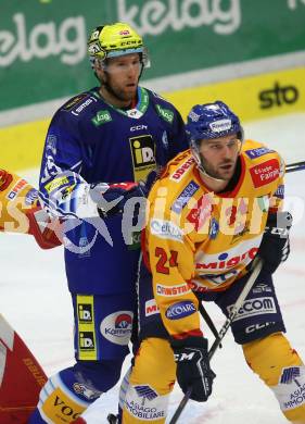 EBEL. Eishockey Bundesliga. EC VSV gegen Migross Supermercati Asiago Hockey.  Robert Sabolic,  (VSV),  Randal John Gazzola  (Asiago). Villach, am 18.10.2022.
Foto: Kuess
www.qspictures.net
---
pressefotos, pressefotografie, kuess, qs, qspictures, sport, bild, bilder, bilddatenbank