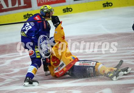 EBEL. Eishockey Bundesliga. EC VSV gegen Migross Supermercati Asiago Hockey. Felix Maxa,  (VSV),  Bryce Gianni Alcock Misley   (Asiago). Villach, am 18.10.2022.
Foto: Kuess
www.qspictures.net
---
pressefotos, pressefotografie, kuess, qs, qspictures, sport, bild, bilder, bilddatenbank