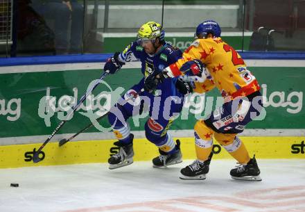 EBEL. Eishockey Bundesliga. EC VSV gegen Migross Supermercati Asiago Hockey.   Chris Collins, (VSV),  Troy Rutkowski   (Asiago). Villach, am 18.10.2022.
Foto: Kuess
www.qspictures.net
---
pressefotos, pressefotografie, kuess, qs, qspictures, sport, bild, bilder, bilddatenbank