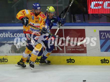 EBEL. Eishockey Bundesliga. EC VSV gegen Migross Supermercati Asiago Hockey.  Marco Richter,  (VSV),  Nicholas Samuel Saracino  (Asiago). Villach, am 18.10.2022.
Foto: Kuess
www.qspictures.net
---
pressefotos, pressefotografie, kuess, qs, qspictures, sport, bild, bilder, bilddatenbank