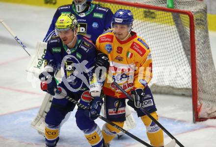 EBEL. Eishockey Bundesliga. EC VSV gegen Migross Supermercati Asiago Hockey. Arturs Kulda,  (VSV),  Bryce Gianni Alcock Misley   (Asiago). Villach, am 18.10.2022.
Foto: Kuess
www.qspictures.net
---
pressefotos, pressefotografie, kuess, qs, qspictures, sport, bild, bilder, bilddatenbank