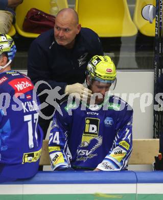 EBEL. Eishockey Bundesliga. EC VSV gegen Migross Supermercati Asiago Hockey. Physiotherapeut Juergen Steinauer, Kevin Moderer  (VSV). Villach, am 18.10.2022.
Foto: Kuess
www.qspictures.net
---
pressefotos, pressefotografie, kuess, qs, qspictures, sport, bild, bilder, bilddatenbank