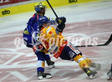 EBEL. Eishockey Bundesliga. EC VSV gegen Migross Supermercati Asiago Hockey.  Felix Maxa,  (VSV),  Bryce Gianni Alcock Misley  (Asiago). Villach, am 18.10.2022.
Foto: Kuess
www.qspictures.net
---
pressefotos, pressefotografie, kuess, qs, qspictures, sport, bild, bilder, bilddatenbank