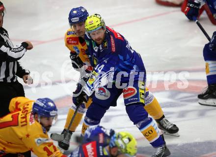 EBEL. Eishockey Bundesliga. EC VSV gegen Migross Supermercati Asiago Hockey.  Andrew Desjardins,  (VSV),  Bryce Gianni Alcock Misley  (Asiago). Villach, am 18.10.2022.
Foto: Kuess
www.qspictures.net
---
pressefotos, pressefotografie, kuess, qs, qspictures, sport, bild, bilder, bilddatenbank