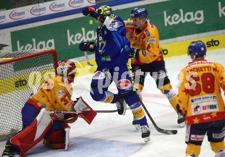 EBEL. Eishockey Bundesliga. EC VSV gegen Migross Supermercati Asiago Hockey.  Marco Richter, (VSV),   Justin Fazio, Francesco Forte  (Asiago). Villach, am 18.10.2022.
Foto: Kuess
www.qspictures.net
---
pressefotos, pressefotografie, kuess, qs, qspictures, sport, bild, bilder, bilddatenbank