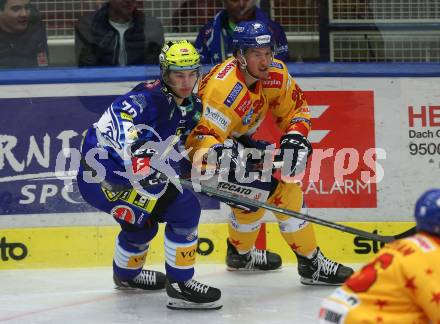 EBEL. Eishockey Bundesliga. EC VSV gegen Migross Supermercati Asiago Hockey.  Felix Maxa,  (VSV),  Troy Rutkowski  (Asiago). Villach, am 18.10.2022.
Foto: Kuess
www.qspictures.net
---
pressefotos, pressefotografie, kuess, qs, qspictures, sport, bild, bilder, bilddatenbank