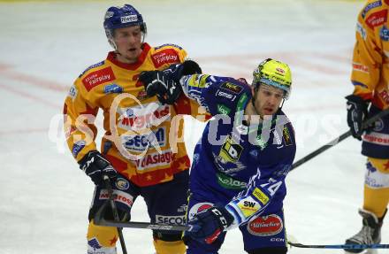 EBEL. Eishockey Bundesliga. EC VSV gegen Migross Supermercati Asiago Hockey.   Kevin Moderer, (VSV),  Francesco Forte   (Asiago). Villach, am 18.10.2022.
Foto: Kuess
www.qspictures.net
---
pressefotos, pressefotografie, kuess, qs, qspictures, sport, bild, bilder, bilddatenbank