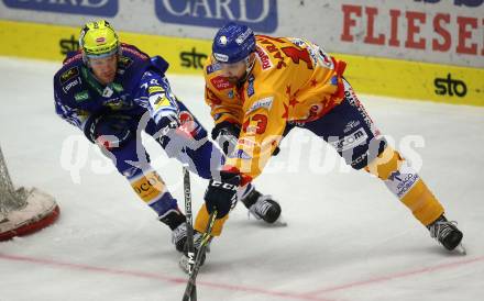 EBEL. Eishockey Bundesliga. EC VSV gegen Migross Supermercati Asiago Hockey.  Kevin Moderer, (VSV),  Nicholas Samuel Saracino   (Asiago). Villach, am 18.10.2022.
Foto: Kuess
www.qspictures.net
---
pressefotos, pressefotografie, kuess, qs, qspictures, sport, bild, bilder, bilddatenbank