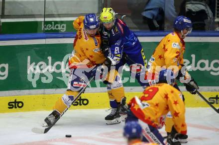 EBEL. Eishockey Bundesliga. EC VSV gegen Migross Supermercati Asiago Hockey. Marco Richter,   (VSV),   Gregorio Gios (Asiago). Villach, am 18.10.2022.
Foto: Kuess
www.qspictures.net
---
pressefotos, pressefotografie, kuess, qs, qspictures, sport, bild, bilder, bilddatenbank