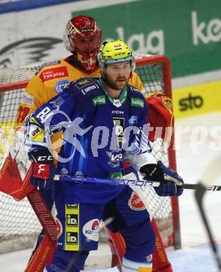 EBEL. Eishockey Bundesliga. EC VSV gegen Migross Supermercati Asiago Hockey.  Andrew Desjardins,  (VSV),   Justin Fazio (Asiago). Villach, am 18.10.2022.
Foto: Kuess
www.qspictures.net
---
pressefotos, pressefotografie, kuess, qs, qspictures, sport, bild, bilder, bilddatenbank