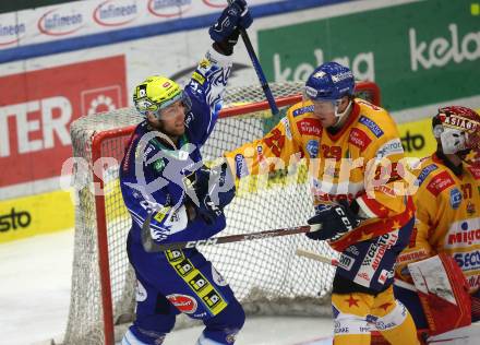 EBEL. Eishockey Bundesliga. EC VSV gegen Migross Supermercati Asiago Hockey.  Robert Sabolic, VSV), Troy Rutkowski (   (Asiago). Villach, am 18.10.2022.
Foto: Kuess
www.qspictures.net
---
pressefotos, pressefotografie, kuess, qs, qspictures, sport, bild, bilder, bilddatenbank