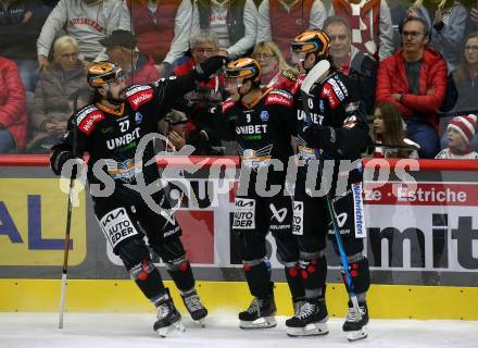 EBEL. Eishockey Bundesliga. EC KAC gegen  Steinbach Black Wings 1992.  Torjubel Shawn St-Amant, Emilio Romig, Graham Knott  (Black Wings). Klagenfurt, am 21.10.2022.
Foto: Kuess
www.qspictures.net
---
pressefotos, pressefotografie, kuess, qs, qspictures, sport, bild, bilder, bilddatenbank