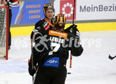 EBEL. Eishockey Bundesliga. EC KAC gegen  Steinbach Black Wings Linz 1992.  Torjubel Stefan Gaffal, Brian Lebler  (Black Wings). Klagenfurt, am 21.10.2022.
Foto: Kuess
www.qspictures.net
---
pressefotos, pressefotografie, kuess, qs, qspictures, sport, bild, bilder, bilddatenbank