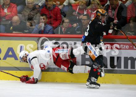 EBEL. Eishockey Bundesliga. EC KAC gegen  Steinbach Black Wings Linz 1992.  Lucas Lessio, (KAC),   Gerd Kragl   (Black Wings). Klagenfurt, am 21.10.2022.
Foto: Kuess
www.qspictures.net
---
pressefotos, pressefotografie, kuess, qs, qspictures, sport, bild, bilder, bilddatenbank