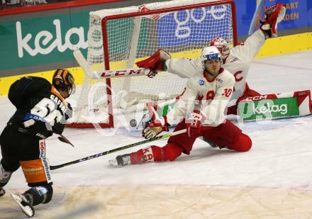 EBEL. Eishockey Bundesliga. EC KAC gegen  Steinbach Black Wings Linz 1992. Thomas Vallant, Sebastian Dahm, (KAC),  Stefan Gaffal    (Black Wings). Klagenfurt, am 21.10.2022.
Foto: Kuess
www.qspictures.net
---
pressefotos, pressefotografie, kuess, qs, qspictures, sport, bild, bilder, bilddatenbank