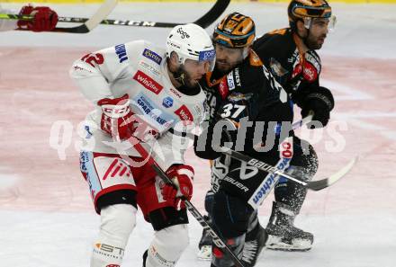 EBEL. Eishockey Bundesliga. EC KAC gegen  Steinbach Black Wings Linz 1992. Rok Ticar,  (KAC),   Andreas Kristler  (Black Wings). Klagenfurt, am 21.10.2022.
Foto: Kuess
www.qspictures.net
---
pressefotos, pressefotografie, kuess, qs, qspictures, sport, bild, bilder, bilddatenbank