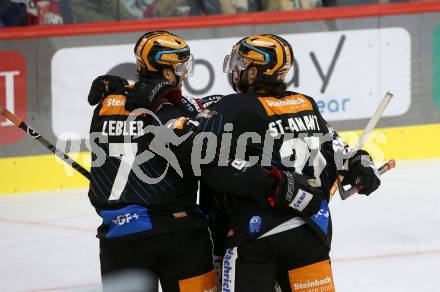 EBEL. Eishockey Bundesliga. EC KAC gegen  Steinbach Black Wings Linz 1992.  Torjubel Brian Lebler, Shawn St-Amant  (Black Wings). Klagenfurt, am 21.10.2022.
Foto: Kuess
www.qspictures.net
---
pressefotos, pressefotografie, kuess, qs, qspictures, sport, bild, bilder, bilddatenbank