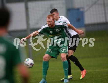 Fussball. Kaerntner Liga. Bleiburg gegen Lendorf.  Teo Mrkonjic  (Bleiburg),   Christian Wernisch (Lendorf). Bleiburg, am 22.10.2022.
Foto: Kuess
---
pressefotos, pressefotografie, kuess, qs, qspictures, sport, bild, bilder, bilddatenbank