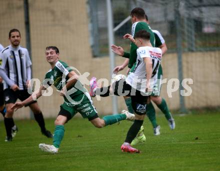 Fussball. Kaerntner Liga. Bleiburg gegen Lendorf.  Marcel Moertl  (Bleiburg),   Felix Helmut Hutter (Lendorf). Bleiburg, am 22.10.2022.
Foto: Kuess
---
pressefotos, pressefotografie, kuess, qs, qspictures, sport, bild, bilder, bilddatenbank