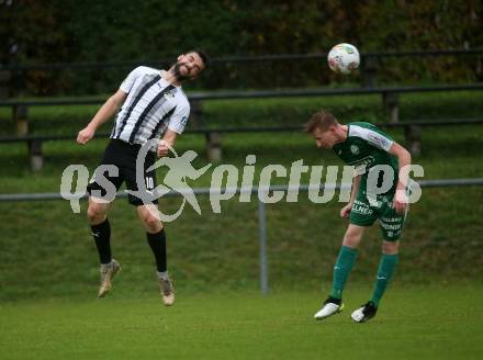 Fussball. Kaerntner Liga. Bleiburg gegen Lendorf.  Dominik Peketz  (Bleiburg),  Joseph Rainer  (Lendorf). Bleiburg, am 22.10.2022.
Foto: Kuess
---
pressefotos, pressefotografie, kuess, qs, qspictures, sport, bild, bilder, bilddatenbank