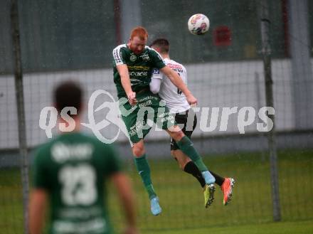 Fussball. Kaerntner Liga. Bleiburg gegen Lendorf.  Teo Mrkonjic  (Bleiburg),  Christian Wernisch (Lendorf). Bleiburg, am 22.10.2022.
Foto: Kuess
---
pressefotos, pressefotografie, kuess, qs, qspictures, sport, bild, bilder, bilddatenbank