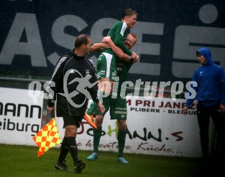 Fussball. Kaerntner Liga. Bleiburg gegen Lendorf.   Torjubel Christian Wernisch, Sandro Christoph Morgenstern (Lendorf). Bleiburg, am 22.10.2022.
Foto: Kuess
---
pressefotos, pressefotografie, kuess, qs, qspictures, sport, bild, bilder, bilddatenbank