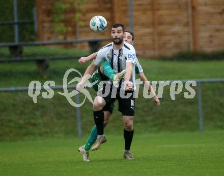 Fussball. Kaerntner Liga. Bleiburg gegen Lendorf.   Dominik Peketz (Bleiburg),  Felix Helmut Hutter  (Lendorf). Bleiburg, am 22.10.2022.
Foto: Kuess
---
pressefotos, pressefotografie, kuess, qs, qspictures, sport, bild, bilder, bilddatenbank