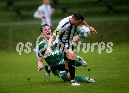 Fussball. Kaerntner Liga. Bleiburg gegen Lendorf.   Aljaz Storman (Bleiburg),  Florian Pingist  (Lendorf). Bleiburg, am 22.10.2022.
Foto: Kuess
---
pressefotos, pressefotografie, kuess, qs, qspictures, sport, bild, bilder, bilddatenbank