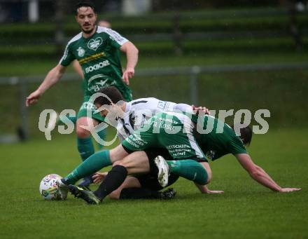 Fussball. Kaerntner Liga. Bleiburg gegen Lendorf.   Grega Klaric (Bleiburg),   Florian Pingist (Lendorf). Bleiburg, am 22.10.2022.
Foto: Kuess
---
pressefotos, pressefotografie, kuess, qs, qspictures, sport, bild, bilder, bilddatenbank