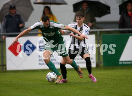 Fussball. Kaerntner Liga. Bleiburg gegen Lendorf.  Marcel Moertl  (Bleiburg),  Christian Kautz  (Lendorf). Bleiburg, am 22.10.2022.
Foto: Kuess
---
pressefotos, pressefotografie, kuess, qs, qspictures, sport, bild, bilder, bilddatenbank