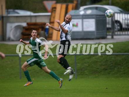 Fussball. Kaerntner Liga. Bleiburg gegen Lendorf.  Lovro Plimon  (Bleiburg),   Christian Kautz  (Lendorf). Bleiburg, am 22.10.2022.
Foto: Kuess
---
pressefotos, pressefotografie, kuess, qs, qspictures, sport, bild, bilder, bilddatenbank