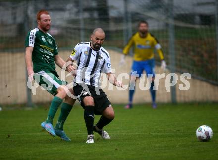 Fussball. Kaerntner Liga. Bleiburg gegen Lendorf.  Lovro Plimon  (Bleiburg),   Christian Wernisch (Lendorf). Bleiburg, am 22.10.2022.
Foto: Kuess
---
pressefotos, pressefotografie, kuess, qs, qspictures, sport, bild, bilder, bilddatenbank