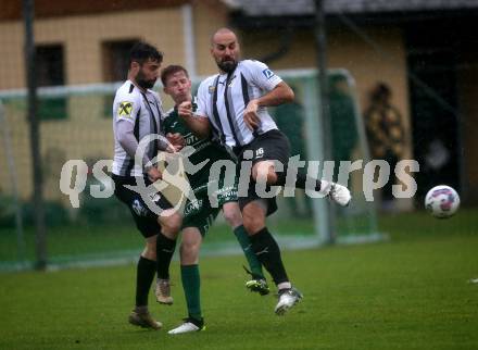 Fussball. Kaerntner Liga. Bleiburg gegen Lendorf.    Dominik Peketz, Lovro Plimon (Bleiburg),  Joseph Rainer  (Lendorf). Bleiburg, am 22.10.2022.
Foto: Kuess
---
pressefotos, pressefotografie, kuess, qs, qspictures, sport, bild, bilder, bilddatenbank