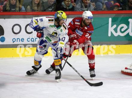 EBEL. Eishockey Bundesliga. EC KAC gegen  VSV.  Steven Strong,  (KAC),  Chris Collins  (VSV). Klagenfurt, am 26.10.2022.
Foto: Kuess
www.qspictures.net
---
pressefotos, pressefotografie, kuess, qs, qspictures, sport, bild, bilder, bilddatenbank